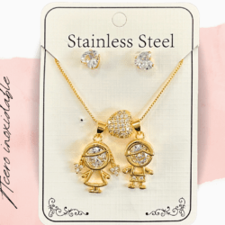 Collar dorado acero inoxidable con dijes de niño y niña con aretes, joyería con dijes de niños y niñas. Bisutería de acero inoxidable con dijes de niño y niña con un corazón en medio
