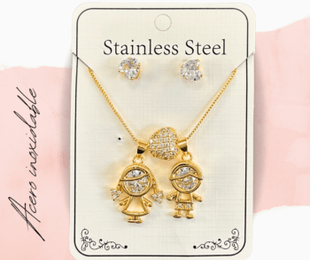 Collar dorado acero inoxidable con dijes de niño y niña con aretes, joyería con dijes de niños y niñas. Bisutería de acero inoxidable con dijes de niño y niña con un corazón en medio