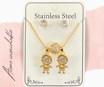 Collar dorado acero inoxidable con dijes de niños con aretes, joyería con dijes de niños y niñas. Bisutería de acero inoxidable con dijes de niños con un corazón en medio