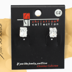 Aretes rectangulares de cubic zirconia chicos 0.90 x 0.70 cm. Los aretes chicos de cubic zirconia son una opción elegante para cualquier mujer que desea añadir un toque de brillo a su atuendo diario o a un evento especial. Estos aretes, con su diseño refinado y sutil, son perfectos para aquellas que buscan un accesorio discreto pero encantador.
