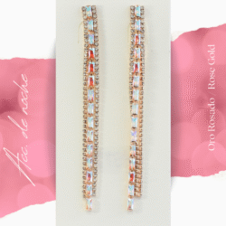 Aretes largos para vestidos de noche en color rose gold / oro rosado 11 x 0.80 cm. Los aretes son un complemento esencial para cualquier atuendo, y cuando se trata de vestidos de noche, los aretes elegantes en oro rosado son una elección excepcional. Estos accesorios no solo añaden un toque de sofisticación, sino que también aportan un brillo cálido que realza cualquier estilo. Los aretes en oro rosado destacan maravillosamente contra fondos oscuros, creando un contraste elegante.