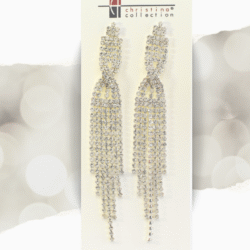 Aretes largos para vestidos de noche en color plata 12 x 1.70 cm . Los aretes adornados con cristales brillantes son perfectos para reflejar la luz y añadir un toque de glamour a tu outfit. Los aretes largos son un accesorio de moda imprescindible cuando se trata de completar un look de noche. Estos complementos no solo añaden un toque de sofisticación sino que también ayudan a alargar visualmente el cuello, creando una apariencia estilizada y elegante