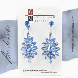 Aretes plateados con cristales azul celeste para vestidos de noche 4.50 x 2.20 cm.  Los aretes adornados con cristales brillantes son perfectos para reflejar la luz y añadir un toque de glamour a tu outfit. Los aretes son un accesorio de moda imprescindible cuando se trata de completar un look de noche. Con estas opciones estarás lista para deslumbrar en cualquier evento nocturno con tus aretes elegantes.