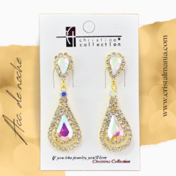 Aretes dorados con cristales tornasol para vestidos de noche 5 x 1.80 cm.   Los aretes adornados con cristales brillantes son perfectos para reflejar la luz y añadir un toque de glamour a tu outfit. Los aretes son un accesorio de moda imprescindible cuando se trata de completar un look de noche. Con estas opciones estarás lista para deslumbrar en cualquier evento nocturno con tus aretes elegantes.