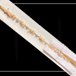 Accesorios para cabello exquisito dorado con cristales. Los accesorios de cabello pueden transformar cualquier peinado en una obra de arte perfecta para fiestas y eventos.