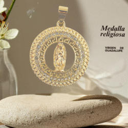 Dije dorado con la Virgen de Guadalupe en acero inoxidable. Las medallitas de la Virgen de Guadalupe son mucho más que simples accesorios; son símbolos de fe y esperanza que se pueden llevar cerca del corazón. Ya sea como un regalo para un ser querido o como una expresión personal de devoción, estas medallitas continúan siendo un tesoro en la vida de muchas personas.