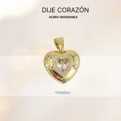 Dije chico dorado en forma de corazón con cristales en acero inoxidable. Las joyas con corazones son un clásico en el mundo de la moda y la joyería. Estos accesorios no solo destacan por su belleza, sino también por el simbolismo que llevan consigo. El corazón es un emblema universal del amor, la pasión y la conexión emocional, lo que hace que las joyas con esta forma sean un regalo perfecto para expresar sentimientos profundos.