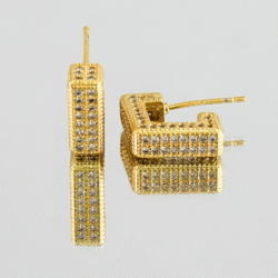 Aretes cuadrados dorados de acero inoxidable con cristales . Los aretes dorados son un accesorio esencial en el mundo de la moda femenina. Este tipo de joyería no solo aporta un toque de elegancia y sofisticación, sino que también es versátil y puede complementar cualquier atuendo.