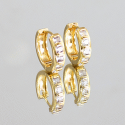 Aretes huggies dorados acero inoxidable con cristales. Los aretes huggies dorados han ganado popularidad en el mundo de la moda por su diseño elegante y versátil. Estos pequeños aros ofrecen un toque moderno y sofisticado que complementa cualquier atuendo.