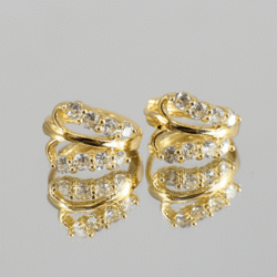 Aretes huggies dorados acero inoxidable con cristales. Los aretes huggies dorados han ganado popularidad en el mundo de la moda por su diseño elegante y versátil. Estos pequeños aros ofrecen un toque moderno y sofisticado que complementa cualquier atuendo.