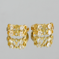 Aretes huggies dorados acero inoxidable con cristales. Los aretes huggies dorados han ganado popularidad en el mundo de la moda por su diseño elegante y versátil. Estos pequeños aros ofrecen un toque moderno y sofisticado que complementa cualquier atuendo.