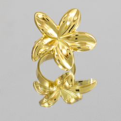 Anillo dorado ajustable en acero inoxidable en forma de flor. El mundo de la joyería está en constante evolución, y uno de los accesorios que nunca pasa de moda es el anillo. En particular, los anillos se han convertido en una tendencia esencial para las mujeres que buscan combinar estilo con funcionalidad.