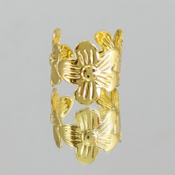 Anillo dorado ajustable en acero inoxidable en forma de hojas. El mundo de la joyería está en constante evolución, y uno de los accesorios que nunca pasa de moda es el anillo. En particular, los anillos se han convertido en una tendencia esencial para las mujeres que buscan combinar estilo con funcionalidad.