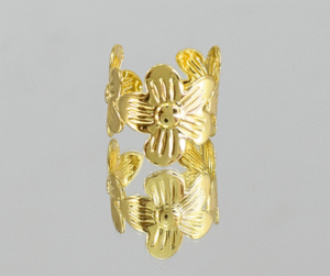 Anillo dorado ajustable en acero inoxidable en forma de hojas. El mundo de la joyería está en constante evolución, y uno de los accesorios que nunca pasa de moda es el anillo. En particular, los anillos se han convertido en una tendencia esencial para las mujeres que buscan combinar estilo con funcionalidad.