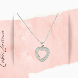 Collar rodio plateado con cristales de cubic zirconia en forma de corazón exquisito. Este elegante collar es la pieza perfecta para añadir un toque de sofisticación a cualquier atuendo. Diseñado con una delicadeza exquisita, este collar de rodio con cristal de cubic zirconia está destinado a ser un accesorio imprescindible en tu colección de joyas.