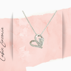 Collar rodio plateado con cristales de cubic zirconia en forma de corazón exquisito. Este elegante collar es la pieza perfecta para añadir un toque de sofisticación a cualquier atuendo. Diseñado con una delicadeza exquisita, este collar de rodio con cristal de cubic zirconia está destinado a ser un accesorio imprescindible en tu colección de joyas.