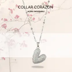 Collar plateado con dije en forma de corazón en acero inoxidable. Las joyas con corazones son un clásico en el mundo de la moda y la joyería. Estos accesorios no solo destacan por su belleza, sino también por el simbolismo que llevan consigo. El corazón es un emblema universal del amor, la pasión y la conexión emocional, lo que hace que las joyas con esta forma sean un regalo perfecto para expresar sentimientos profundos.