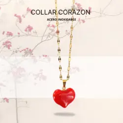 Collar dorado con dije en forma de corazón rojo en acero inoxidable. Las joyas con corazones son un clásico en el mundo de la moda y la joyería. Estos accesorios no solo destacan por su belleza, sino también por el simbolismo que llevan consigo. El corazón es un emblema universal del amor, la pasión y la conexión emocional, lo que hace que las joyas con esta forma sean un regalo perfecto para expresar sentimientos profundos.