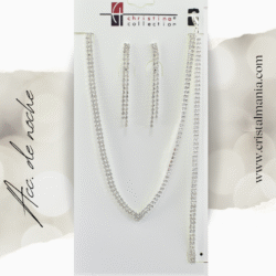 Collar, aretes y pulsera plateados con cristales marca Christina Collection. Las joyas son el complemento perfecto para cualquier atuendo, especialmente cuando se trata de vestidos de gala o de noche. Añadir un toque de brillo con cristales puede transformar completamente un look, aportando elegancia y sofisticación. 
