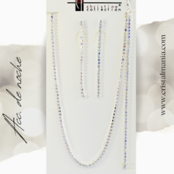 Collar, aretes largos y pulsera plateados con cristales tornasol marca Christina Collection Las joyas son el complemento perfecto para cualquier atuendo, especialmente cuando se trata de vestidos de gala o de noche. Añadir un toque de brillo con cristales puede transformar completamente un look, aportando elegancia y sofisticación.