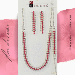 Collar, aretes largos y pulsera plateada con cristales rosa marca Christina Collection Las joyas son el complemento perfecto para cualquier atuendo, especialmente cuando se trata de vestidos de gala o de noche. Añadir un toque de brillo con cristales puede transformar completamente un look, aportando elegancia y sofisticación.