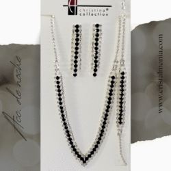 Collar, aretes largos y pulsera plateada con cristales negros marca Christina Collection Las joyas son el complemento perfecto para cualquier atuendo, especialmente cuando se trata de vestidos de gala o de noche. Añadir un toque de brillo con cristales puede transformar completamente un look, aportando elegancia y sofisticación.