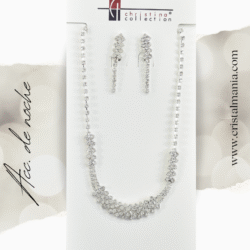 Collar y aretes plateados con cristales marca Christina Collection Las joyas son el complemento perfecto para cualquier atuendo, especialmente cuando se trata de vestidos de gala o de noche. Añadir un toque de brillo con cristales puede transformar completamente un look, aportando elegancia y sofisticación.