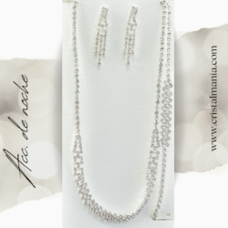 Collar, aretes y pulsera plateados con cristales marca Christina Collection Las joyas son el complemento perfecto para cualquier atuendo, especialmente cuando se trata de vestidos de gala o de noche. Añadir un toque de brillo con cristales puede transformar completamente un look, aportando elegancia y sofisticación.