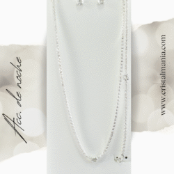 Collar, aretes y pulsera plateados con cristales marca Christina Collection Las joyas son el complemento perfecto para cualquier atuendo, especialmente cuando se trata de vestidos de gala o de noche. Añadir un toque de brillo con cristales puede transformar completamente un look, aportando elegancia y sofisticación.