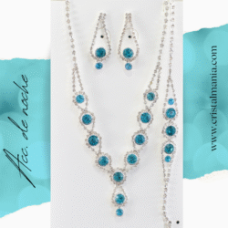 Collar, aretes y pulsera plateada con cristales azul aqua marca Christina Collection Las joyas son el complemento perfecto para cualquier atuendo, especialmente cuando se trata de vestidos de gala o de noche. Añadir un toque de brillo con cristales puede transformar completamente un look, aportando elegancia y sofisticación.