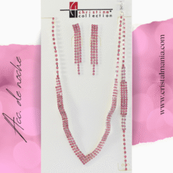 Collar, aretes largos y pulsera plateada con cristales rojos marca Christina Collection Las joyas son el complemento perfecto para cualquier atuendo, especialmente cuando se trata de vestidos de gala o de noche. Añadir un toque de brillo con cristales puede transformar completamente un look, aportando elegancia y sofisticación.