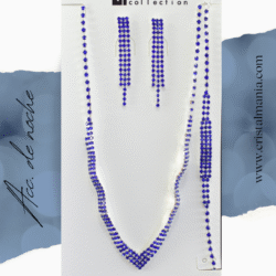 Collar, aretes largos y pulsera plateada con cristales azul rey marca Christina Collection Las joyas son el complemento perfecto para cualquier atuendo, especialmente cuando se trata de vestidos de gala o de noche. Añadir un toque de brillo con cristales puede transformar completamente un look, aportando elegancia y sofisticación.