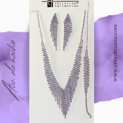 Collar, aretes y pulsera plateada con cristales lilas / morados marca Christina Collection Las joyas son el complemento perfecto para cualquier atuendo, especialmente cuando se trata de vestidos de gala o de noche. Añadir un toque de brillo con cristales puede transformar completamente un look, aportando elegancia y sofisticación.
