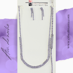 Collar, aretes y pulsera plateada con cristales lilas / morados marca Christina Collection Las joyas son el complemento perfecto para cualquier atuendo, especialmente cuando se trata de vestidos de gala o de noche. Añadir un toque de brillo con cristales puede transformar completamente un look, aportando elegancia y sofisticación.