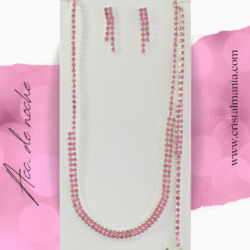 Collar, aretes largos y pulsera plateada con cristales rojos marca Christina Collection Las joyas son el complemento perfecto para cualquier atuendo, especialmente cuando se trata de vestidos de gala o de noche. Añadir un toque de brillo con cristales puede transformar completamente un look, aportando elegancia y sofisticación.