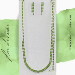 Collar, aretes y pulsera plateada con cristales verde limon marca Christina Collection Las joyas son el complemento perfecto para cualquier atuendo, especialmente cuando se trata de vestidos de gala o de noche. Añadir un toque de brillo con cristales puede transformar completamente un look, aportando elegancia y sofisticación.