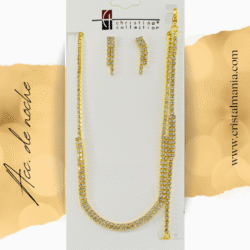 Collar, aretes largos y pulsera dorada con cristales cafés y blancos marca Christina Collection Las joyas son el complemento perfecto para cualquier atuendo, especialmente cuando se trata de vestidos de gala o de noche. Añadir un toque de brillo con cristales puede transformar completamente un look, aportando elegancia y sofisticación.