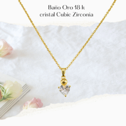 Collar baño de oro en 18 k con cristales de cubic zirconia en forma de corazón exquisito. Este elegante collar es el accesorio perfecto para cualquier ocasión, ya sea una salida casual o un evento formal. Diseñado para resaltar la belleza y el estilo personal, este collar ofrece un toque de sofisticación y glamour.