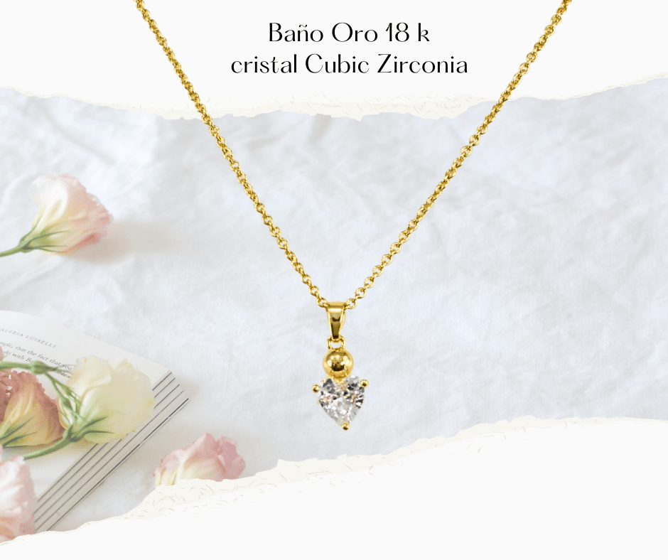 Collar baño de oro en 18 k con cristales de cubic zirconia en forma de corazón exquisito. Este elegante collar es el accesorio perfecto para cualquier ocasión, ya sea una salida casual o un evento formal. Diseñado para resaltar la belleza y el estilo personal, este collar ofrece un toque de sofisticación y glamour.