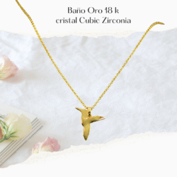 Collar baño de oro en 18 k en forma de colibrí . Este elegante collar es el accesorio perfecto para cualquier ocasión, ya sea una salida casual o un evento formal. Diseñado para resaltar la belleza y el estilo personal, este collar ofrece un toque de sofisticación y glamour.