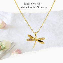 Collar baño de oro en 18 k en forma de libélula. Este elegante collar es el accesorio perfecto para cualquier ocasión, ya sea una salida casual o un evento formal. Diseñado para resaltar la belleza y el estilo personal, este collar ofrece un toque de sofisticación y glamour.