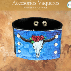 Pulsera vaquera ancha con dibujo cabeza de toro 🌵 complementa tu look cou . Esta pulsera vaquera con dijes de caballos combina elegancia rústica y carácter. Ideal para mujeres que aprecian los detalles con significado y la belleza del estilo western. Su diseño delicado aporta un toque distintivo y refinado a cualquier look.