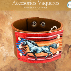 Pulsera vaquera ancha con dibujo de caballo 🐴 complementa tu look country. Esta pulsera vaquera con dijes de caballos combina elegancia rústica y carácter. Ideal para mujeres que aprecian los detalles con significado y la belleza del estilo western. Su diseño delicado aporta un toque distintivo y refinado a cualquier look.
