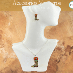 Collar & aretes forma de bota multicolor🌵 Autenticidad y estilo en. Luce un estilo auténtico con este collar vaquero decorado con piedra turquesa. Su diseño rústico y elegante es ideal para resaltar cualquier look boho o country. Un accesorio vibrante que refleja fuerza, libertad y belleza natural.