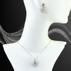 Collar con aretes plateados corazón con cristales. Set imprescindible