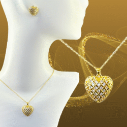 Collar con aretes dorados corazón con cristales. Set imprescindible