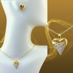 Collar con aretes dorados corazón con cristales. Set imprescindible