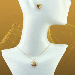 Collar con aretes dorados corazón con cristales. Set imprescindible