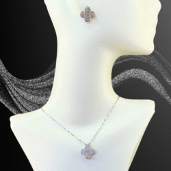 Collar y aretes plateados de acero inoxidable