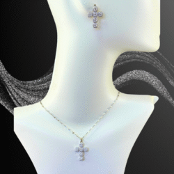 Collar y aretes plateados con dijes de cruces con cristales